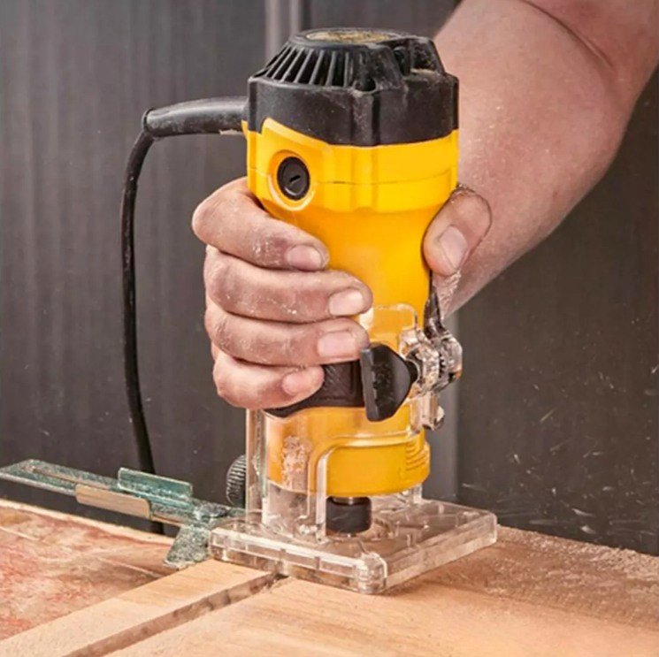 Rebordeadora DeWalt 550W
